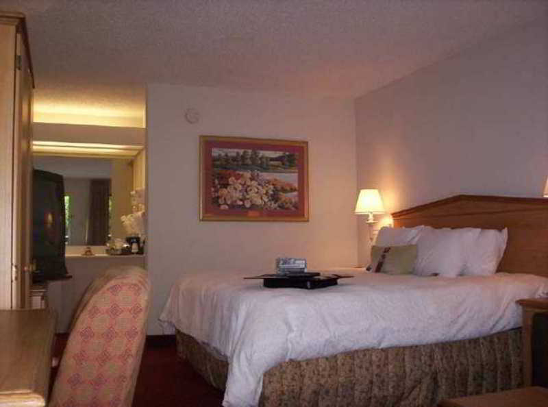 Baymont By Wyndham Columbus Ga Hotel Room photo